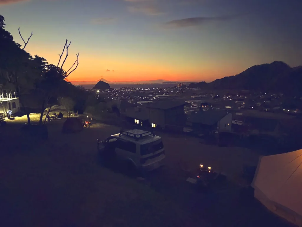 ナイトビスタキャンプ場(nightvista.camp)夕暮れ時のマジックアワー