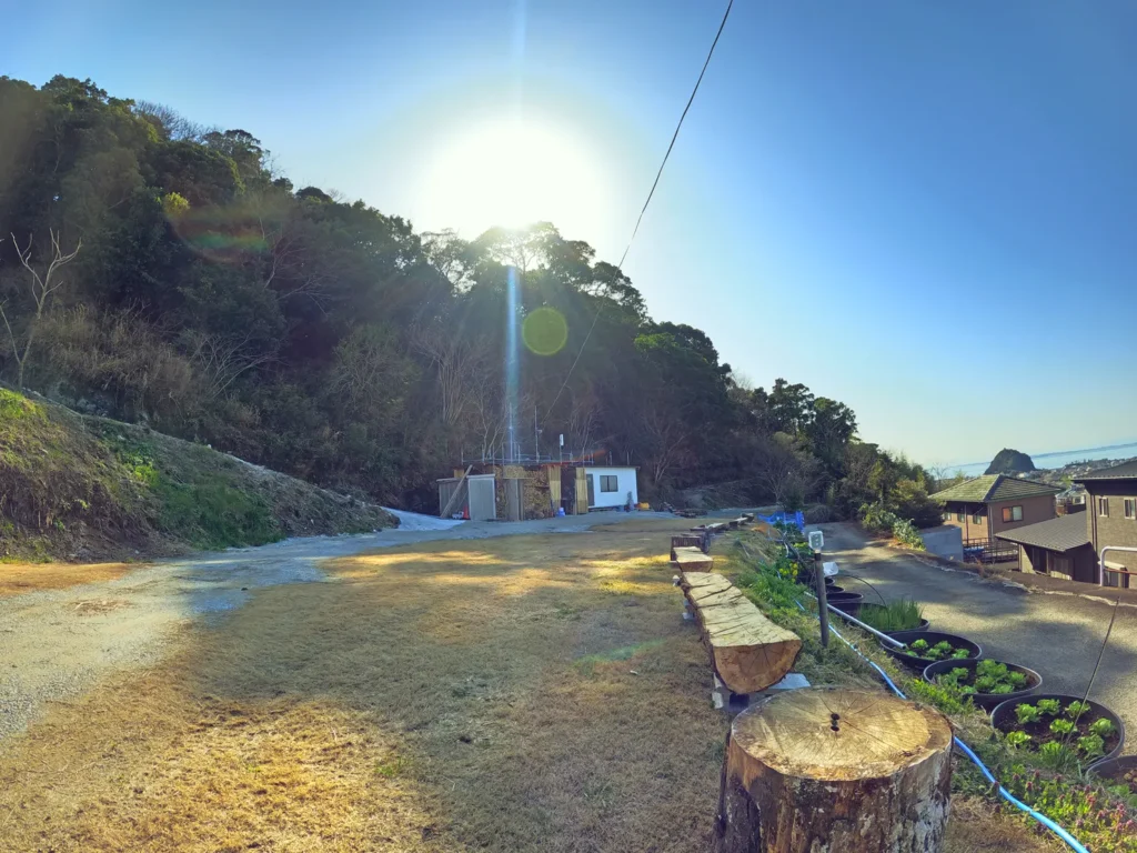 ナイトビスタキャンプ場(nightvista.camp)中央エリアにはベンチとテーブルあり