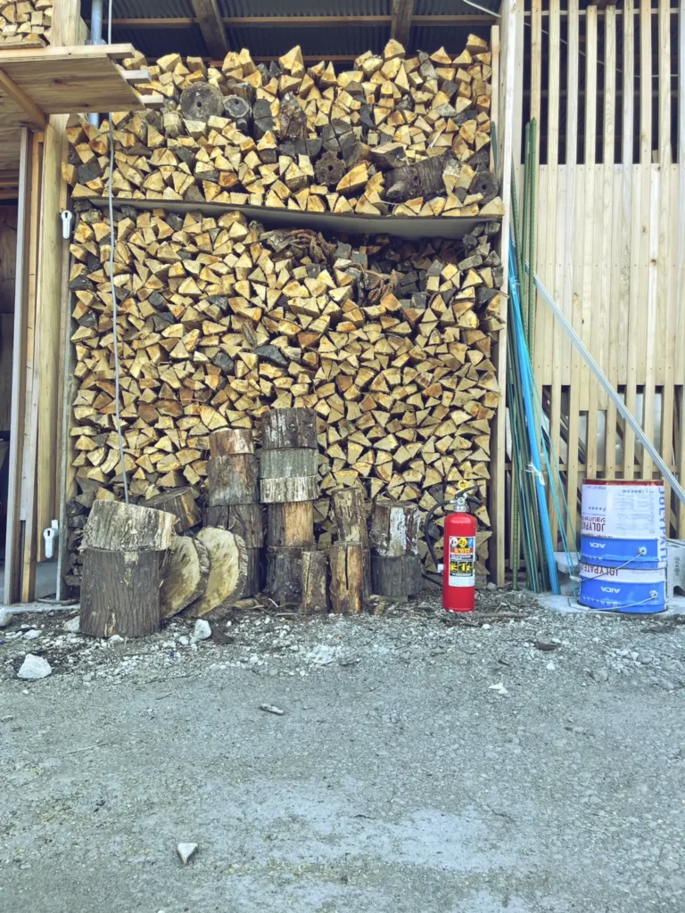 ナイトビスタキャンプ場(nightvista.camp)薪はこちらからお持ちいただけます(有料)