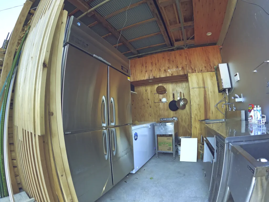 ナイトビスタキャンプ場(nightvista.camp)炊事場には冷蔵庫・冷凍庫(氷あり/有料)・キッチン・ピザ窯あり。お湯/水道水が出ます。