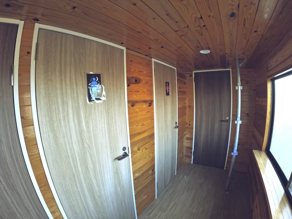 ナイトビスタキャンプ場(nightvista.camp)トイレは男女別になっております。