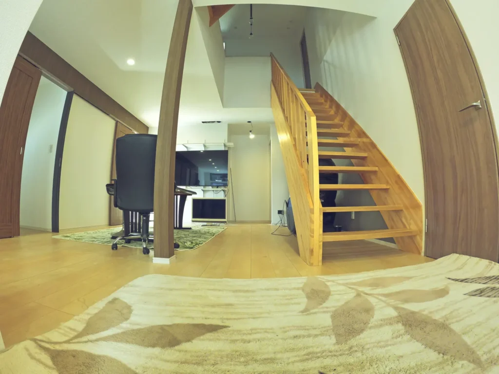 ヴィラハウス鋸南2号館(民泊)共有リビングスペース、左側に各民泊個室が4室