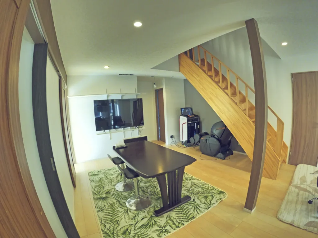 ヴィラハウス鋸南2号館(民泊)共有リビングスペース、テレビ・カラオケあり