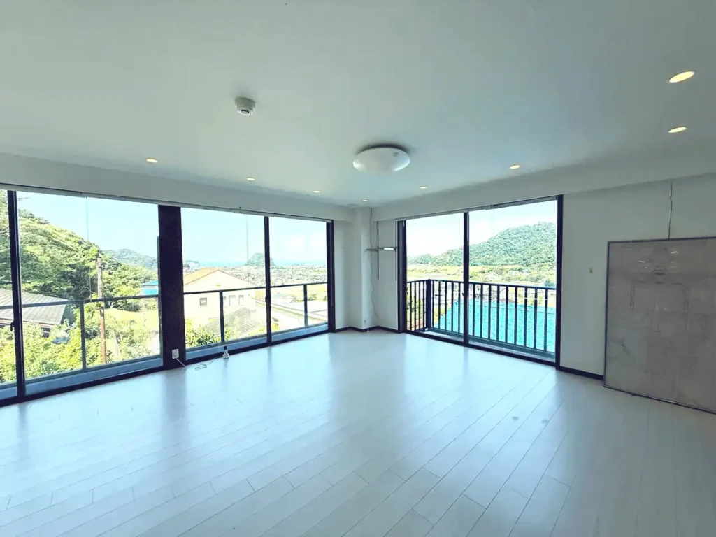 ヴィラハウス鋸南1号館(別荘)2階24帖のリビングは海方向にテラス窓あり