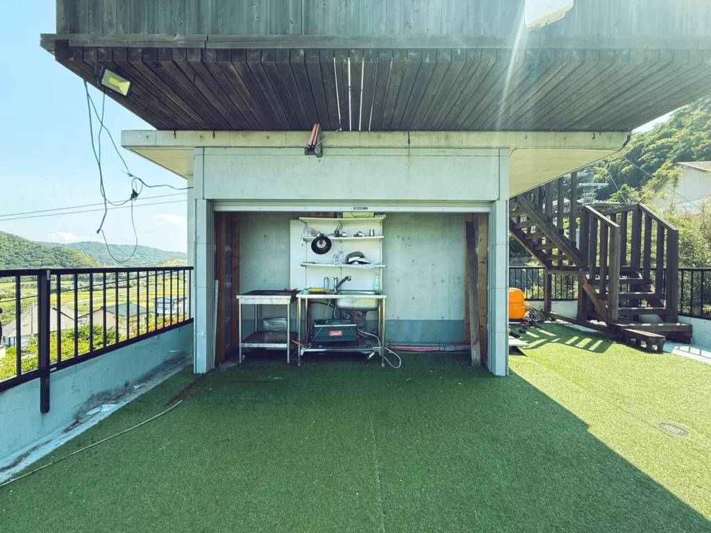 ヴィラハウス鋸南1号館(別荘)ルーフバルコニー（屋上）に給水設備があるので、BBQを楽しむにも便利です。