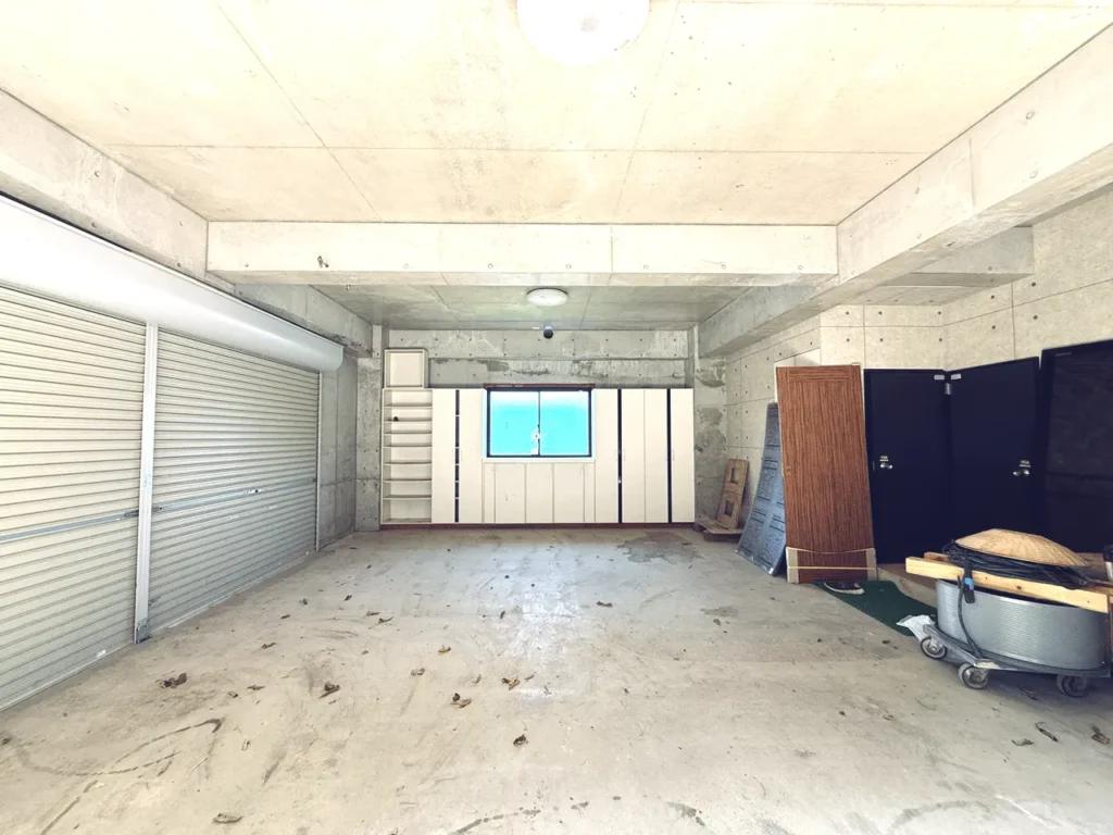 ヴィラハウス鋸南1号館(別荘)車２台分確保されたインナーガレージ